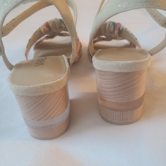 Vaneli Women's Liko Block Heel Floral Sandals in Honey Multi Flower Sz 8.5 - Picture 4 of 7